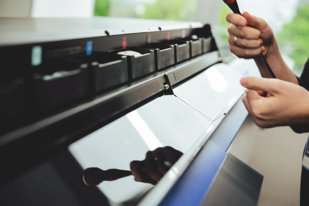 A nagyobb tapasztalat, szakértelem, üzleti biztonság vagy az alacsonyabb ár?